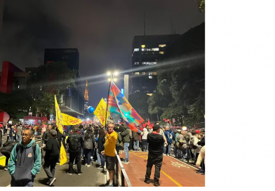 Manifestantes ocupam Av. Paulista em protesto