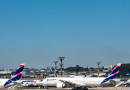Avião solta fumaça escura na pista e tem decolagem interrompida em Aeroporto Internacional de SP