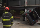 Carro fura farol vermelho, bate em caminhonete e capota no Itaim Bibi, Zona Oeste de SP