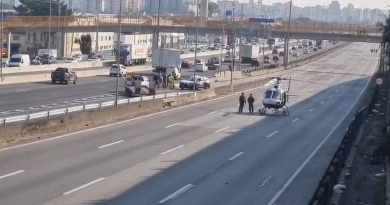 Acidente entre carro, moto e caminhão deixa uma pessoa ferida na rodovia Presidente Dutra em SP