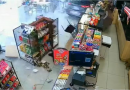 Carro invade e destrói loja de conveniência em posto