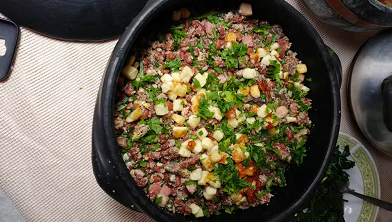 Aprenda a fazer feijão tropeiro, prato que desbancou feijoada em ranking internacional de gastronomia